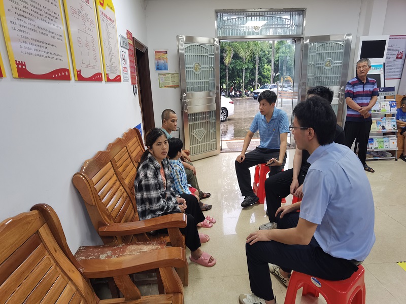 黨員、團(tuán)員干部和留守兒童親切交談2.jpg