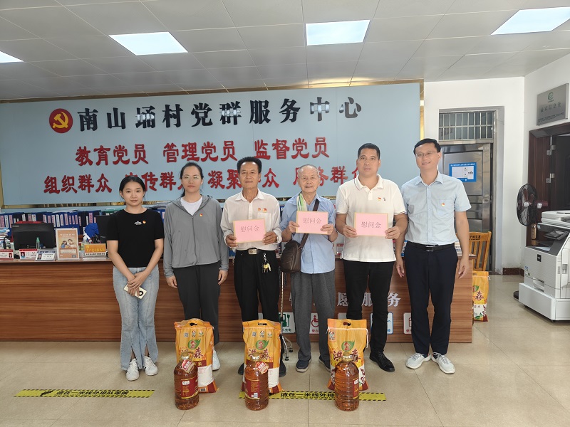 周遠(yuǎn)慰問老干部、老黨員2.jpg