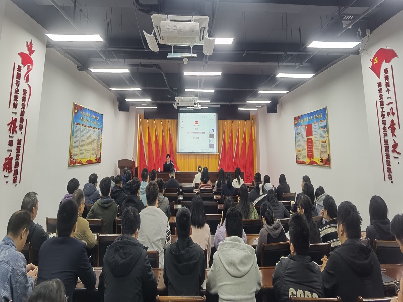 全體黨員干部職工認(rèn)真聽(tīng)課.jpg